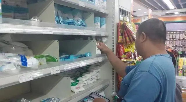 超市搬重物的方法_超市货架空了_国内多地市民抢盐 有超市货架被搬空